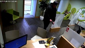 VIDEO: Chcel prepadnúť banku. Pracovníčka mu ale povedala nie, tak smutne odišiel