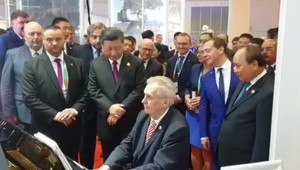 Miloš Zeman sa predstavil v Čine ako hudobník. Prezidentovi zahral na klavíri