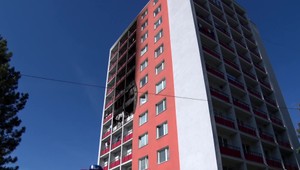 Obyvatelia vyhoreného paneláku v Handlovej majú problém. Nevedia zohnať statika