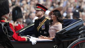 Harry a Meghan tri týždne po svadbe opäť v koči