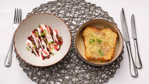 Tatarák zo srnca, krém z olomouckého syra a brusnicový gél