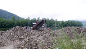 Vláda navrhuje zmeny v ďalších poplatkoch. Zasiahli by stavebníkov aj ťažiarov