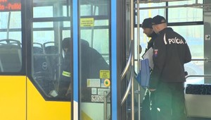 Ženu, ktorá bodla revízora, obvinili. Len o pár centimetrov minula srdce