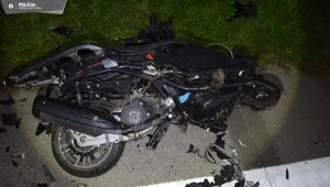 Motocykel po zrážke s autom vyletel mimo cestu. Mladá žena bojuje o život