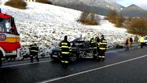 FOTO: Pri Ružomberku sa auto zrazilo s kamiónom