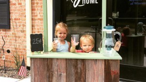 Päťročné dievčatko dostalo pokutu 150 libier za stánok s limonádou