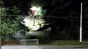 VIDEO: Mladú dvojicu prepadli v parku. Útočníci na nich vytiahli aj zbraň