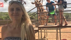 Žena sa snaží predať svadobné šaty: Ľudia jej fandia, ale prečo ich nikto nechce?