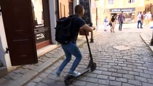 Nový trend v doprave už stál život piatich ľudí. Výrazné obmedzenie zvažuje aj Slovensko