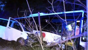 Autobus sa zrazil s dodávkou. Vodič stratil vedomie