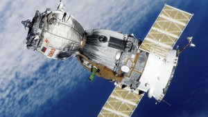 Sojuz sa pripojil k ISS, aj keď sa mu jeden panel neotvoril