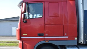 Kamión na diaľnici D2 vrazil do zvodidiel. Vytiekli z neho stovky litrov paliva