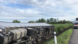 FOTO: Na diaľnici D2 sa prevrátil kamión. Dopravu museli obmedziť