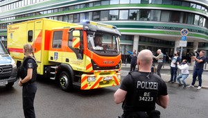 Navaľného stráži čoraz viac nemeckých policajtov. Údajne už vie rozprávať