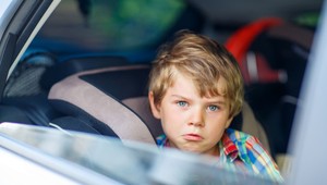 Chlapček vzal svoju sestru (4) autom do rýchleho občerstvenia