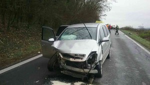 Čelná zrážka áut neďaleko Partizánskeho. Cestu uzavreli