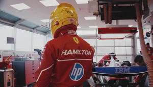 Cítil niečo, čo za 17 rokov nie. Hamiltona nadchli prvé kolá v červenej