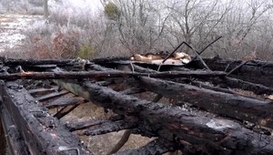 Vlastnými rukami si postavili posed. Len čo ho dokončili, niekto im ho podpálil