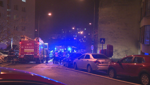 Garážový dom zničili plamene. Miestni utekali zachraňovať svoje autá