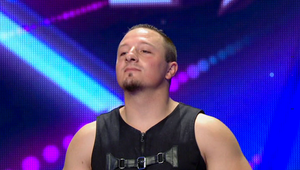 Nikto neudrží rovnováhu tak ako akrobat: André balansuje vo výške, so zemou ho spája malý valec