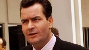 Charlie Sheen si pobehlice vodil domov!