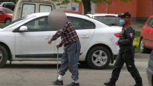 Senior (76) hádzal po svojej manželke nábytok. V strachu o život z domu ušla