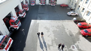 VIDEO. Tu ide o život, hasiči kľučkujú medzi autami