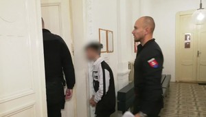 Súd poslal do väzby 16-ročného mladíka. Obvinený je z pokusu o úkladnú vraždu v Leviciach