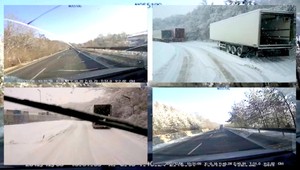 AUTENTICKÉ ZÁBERY. Letiaci kus ľadu rozbil sklo na aute