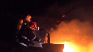 Hasičov by mali chrániť pred ohňom. Zásahové obleky ale nespĺňajú normy