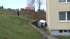 Dodávka sa zrútila zo svahu