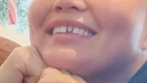 Vianočná chvíľka s deťmi nedopadla dobre! Hviezdna kráska prišla o zub!