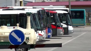 V Nitre vyčíňali vandali. Poškodili 21 autobusov a odstavili spoje