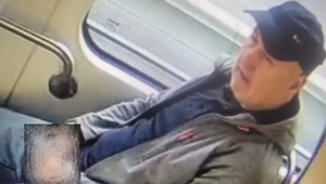 Polícia pátra po mužovi z električky. Uspokojoval sa pred maloletým dievčaťom