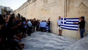 Niektorí Gréci považujú Tsiprasa za zradcu, iní jeho rozhodnutie schvaľujú