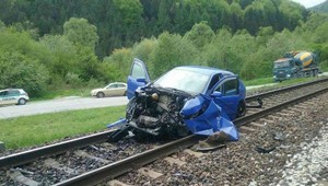 Pri Ružomberku sa zrazilo auto s vlakom. Na mieste zasahujú hasiči