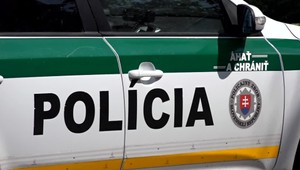 Agresivita mladíka sa vystupňovala do útoku na policajta. Dokopal ho