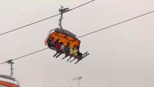 V Tatranskej Lomnici prvýkrát v sezóne otvorili zjazdovky. Lyžovať sa prišli najmä ľudia zo západného Slovenska.