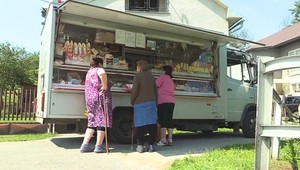 Dodávka nahradila chýbajúce obchody. Milan vozí potraviny obyvateľom až pred dvere