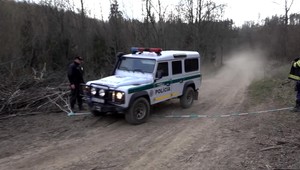 Dôchodcu našli v lese s niekoľkými strelnými ranami