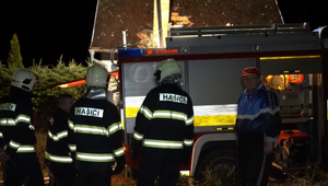 Požiar chaty v ťažko prístupnom teréne: Majiteľom sa podarilo pred plameňmi uniknúť