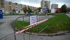 Celoplošné testovanie naprieč samosprávami: Niektorým stále chýbajú lekári na stery, iným pomôcky, ďalší zo starostov sú v karanténe