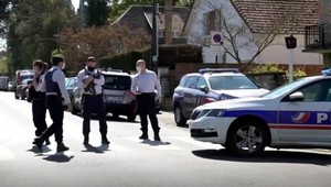 Útočník bodol policajtku na stanici. Prípadom sa zaoberajú aj ako možným teroristickým činom