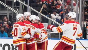 Martin Pospíšil pomohol Calgary asistenciou. Oilers opäť prehrali
