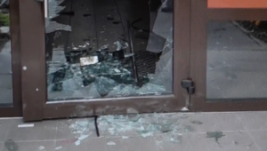 Opitý muž sa pokúšal vojsť do bytovky. Pri sebe mal mať sekeru