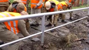 FOTO: Veľké upratovanie po ničivej skaze v Pichniach: Zatopenej obci pomáhalo vojsko