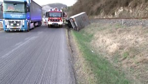 Kamión sa prevrátil do priekopy, hrozila ekologická havária