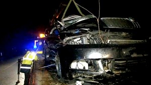 Auto skončilo po čelnom náraze v rokline