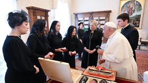 Matky obetí autobusovej tragédie spomínajú na slová pápeža. Pomohol im niesť bolestivú stratu