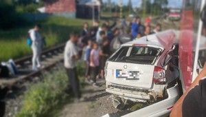 Vážna nehoda pod Tatrami. Na železničnom priecestí sa zrazilo auto s vlakom